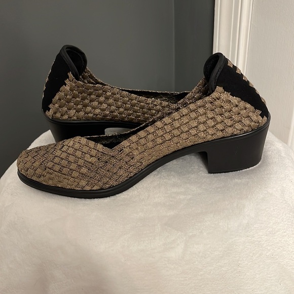 Steven by Steve Madden Women's Metallic Gold Woven Low Heel Shoes – Size 9 - Picture 2 of 7